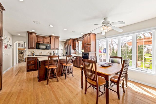 18245 Le Chateau DRIVE, Brookfield, WI 53045