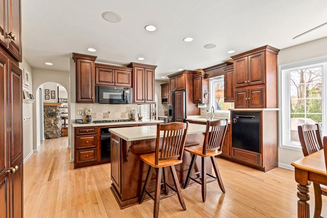 18245 Le Chateau DRIVE, Brookfield, WI 53045