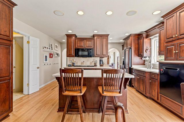 18245 Le Chateau DRIVE, Brookfield, WI 53045
