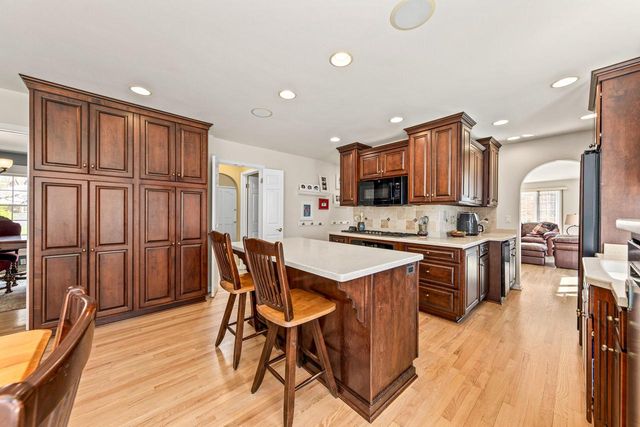 18245 Le Chateau DRIVE, Brookfield, WI 53045