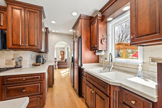 18245 Le Chateau DRIVE, Brookfield, WI 53045