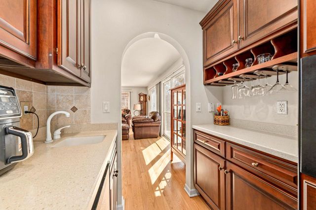 18245 Le Chateau DRIVE, Brookfield, WI 53045