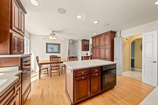 18245 Le Chateau DRIVE, Brookfield, WI 53045