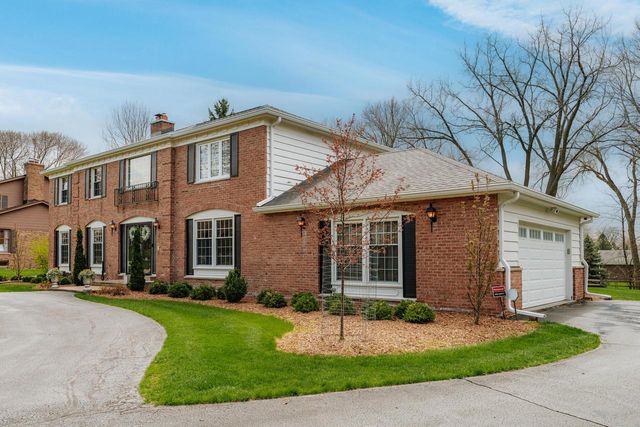 18245 Le Chateau DRIVE, Brookfield, WI 53045