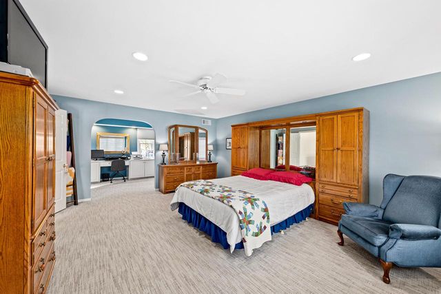 18245 Le Chateau DRIVE, Brookfield, WI 53045