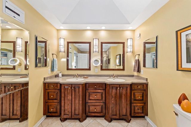 18245 Le Chateau DRIVE, Brookfield, WI 53045