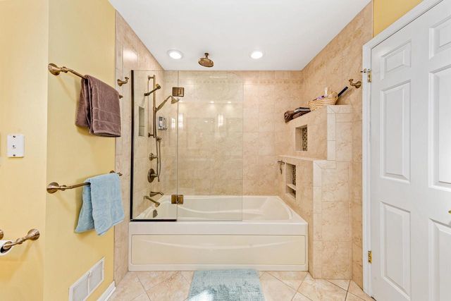 18245 Le Chateau DRIVE, Brookfield, WI 53045