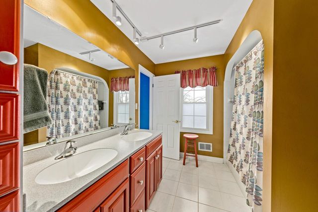 18245 Le Chateau DRIVE, Brookfield, WI 53045