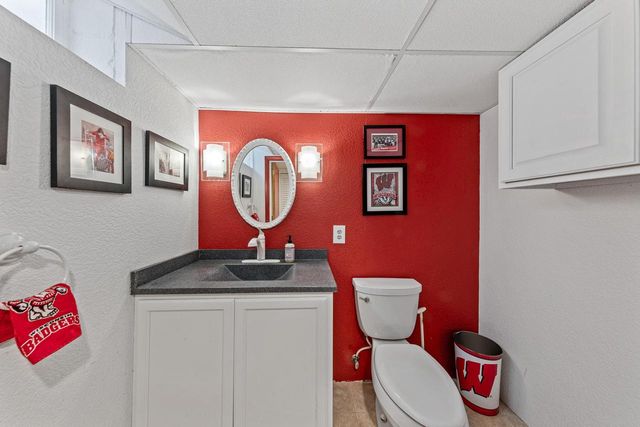 18245 Le Chateau DRIVE, Brookfield, WI 53045