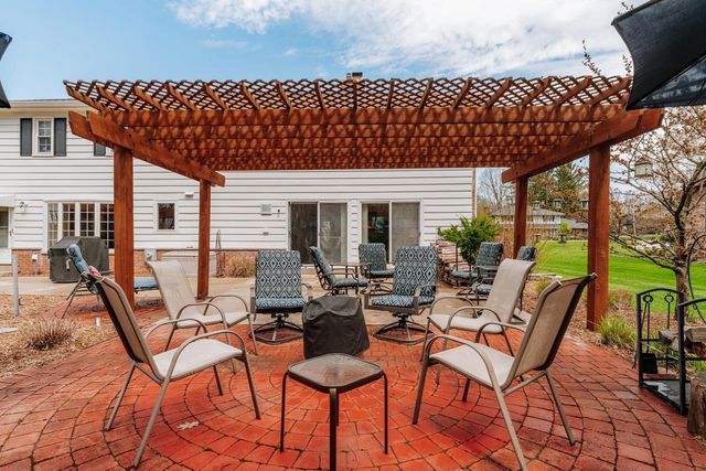 18245 Le Chateau DRIVE, Brookfield, WI 53045