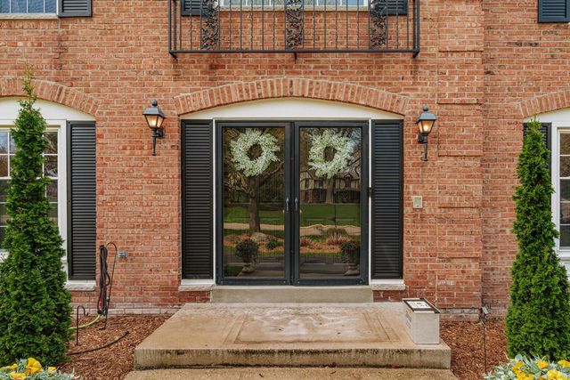 18245 Le Chateau DRIVE, Brookfield, WI 53045
