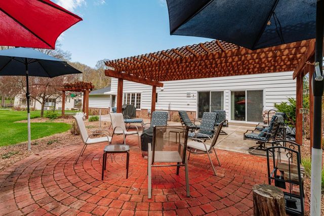18245 Le Chateau DRIVE, Brookfield, WI 53045