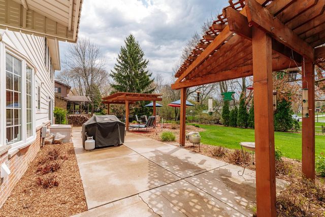 18245 Le Chateau DRIVE, Brookfield, WI 53045