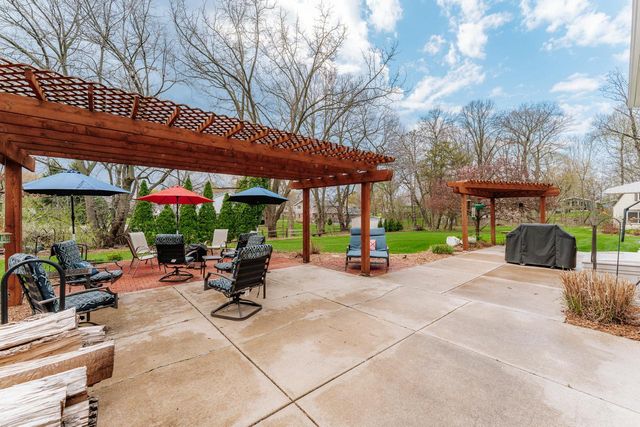 18245 Le Chateau DRIVE, Brookfield, WI 53045