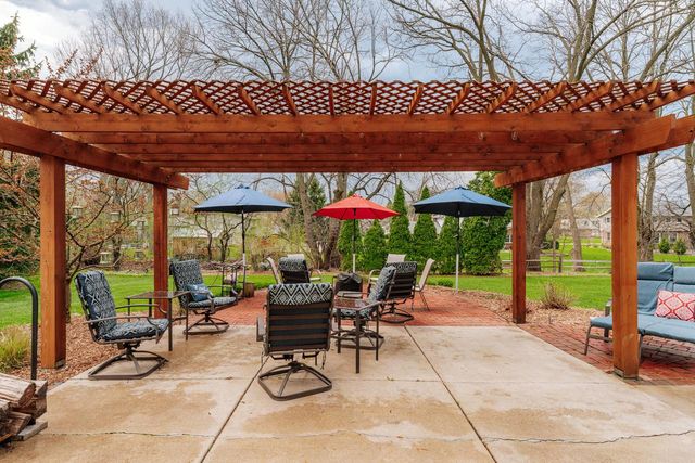 18245 Le Chateau DRIVE, Brookfield, WI 53045