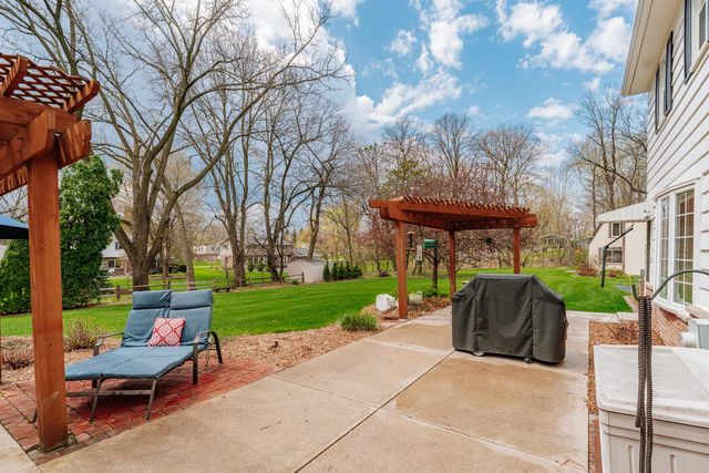 18245 Le Chateau DRIVE, Brookfield, WI 53045