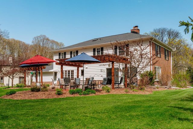 18245 Le Chateau DRIVE, Brookfield, WI 53045