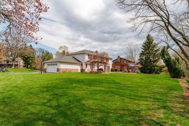 18245 Le Chateau DRIVE, Brookfield, WI 53045
