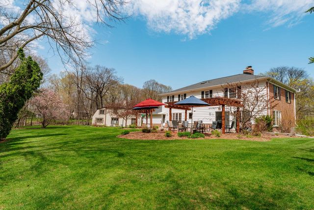 18245 Le Chateau DRIVE, Brookfield, WI 53045