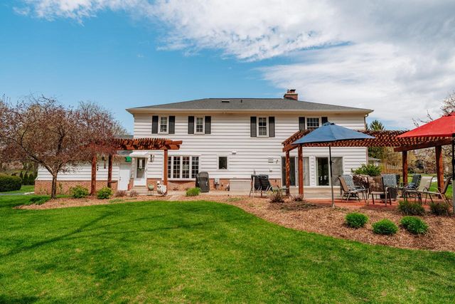 18245 Le Chateau DRIVE, Brookfield, WI 53045