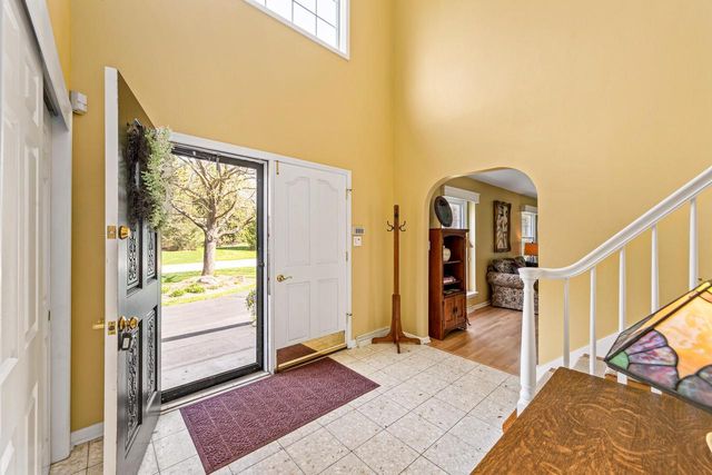18245 Le Chateau DRIVE, Brookfield, WI 53045