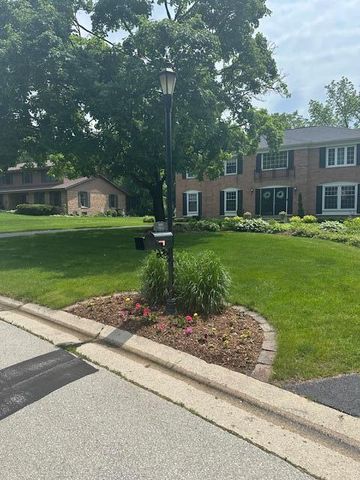 18245 Le Chateau DRIVE, Brookfield, WI 53045