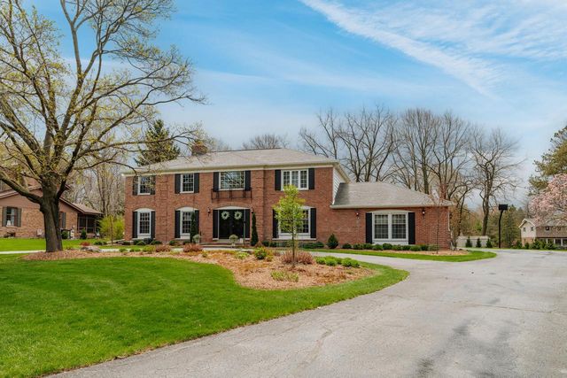 18245 Le Chateau DRIVE, Brookfield, WI 53045