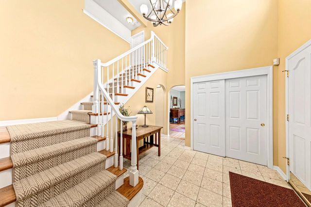 18245 Le Chateau DRIVE, Brookfield, WI 53045