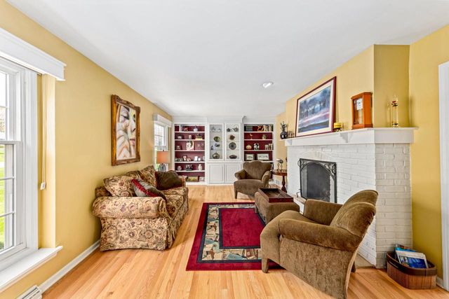 18245 Le Chateau DRIVE, Brookfield, WI 53045