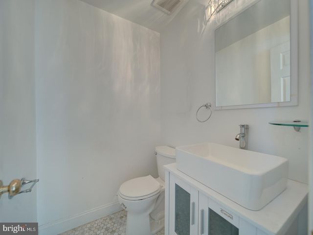 9618 CLOVER HILL RD, Manassas, VA 20110