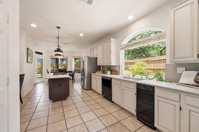 3906 Brookfield Drive, Arlington, TX 76001