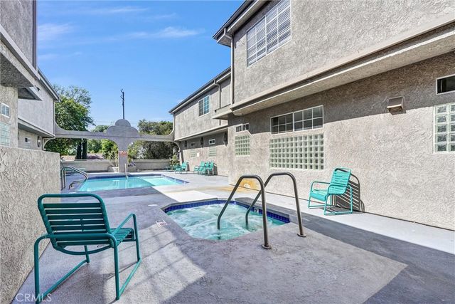 18347 Saticoy 24, Reseda, CA 91335