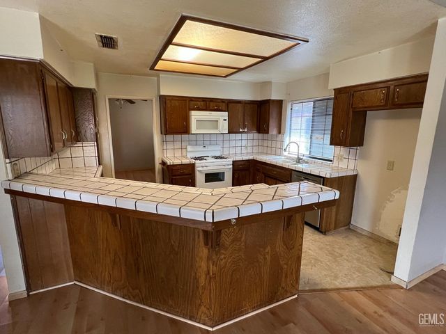 10105 Shadow Oak Way, Bakersfield, CA 93311