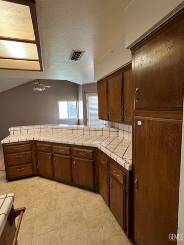 10105 Shadow Oak Way, Bakersfield, CA 93311