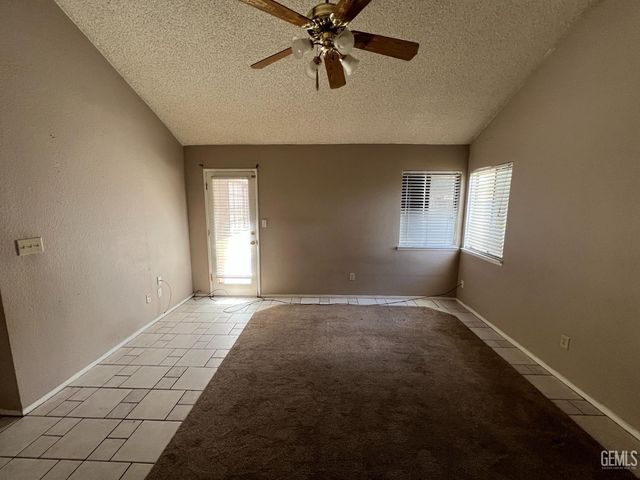 10105 Shadow Oak Way, Bakersfield, CA 93311