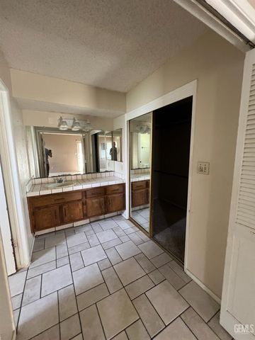 10105 Shadow Oak Way, Bakersfield, CA 93311