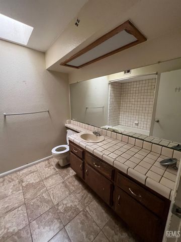 10105 Shadow Oak Way, Bakersfield, CA 93311