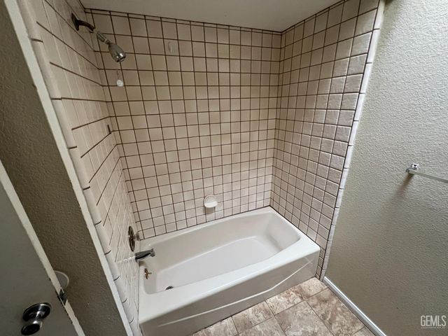 10105 Shadow Oak Way, Bakersfield, CA 93311