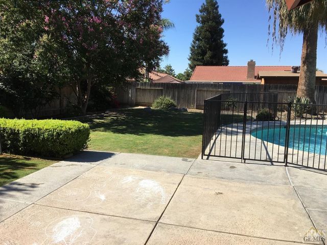 10105 Shadow Oak Way, Bakersfield, CA 93311