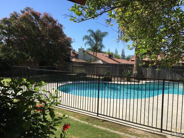 10105 Shadow Oak Way, Bakersfield, CA 93311