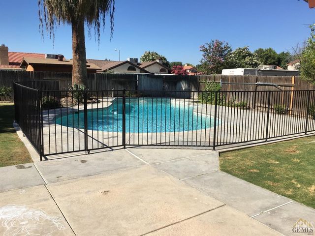 10105 Shadow Oak Way, Bakersfield, CA 93311