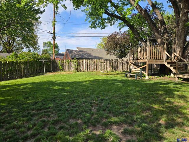 8216 Chestnut Lane, Lincoln, NE 68510