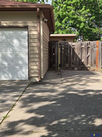 8216 Chestnut Lane, Lincoln, NE 68510