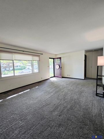8216 Chestnut Lane, Lincoln, NE 68510