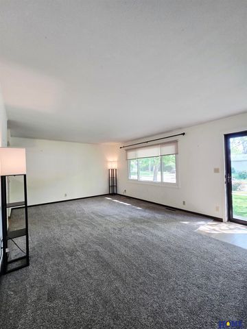 8216 Chestnut Lane, Lincoln, NE 68510