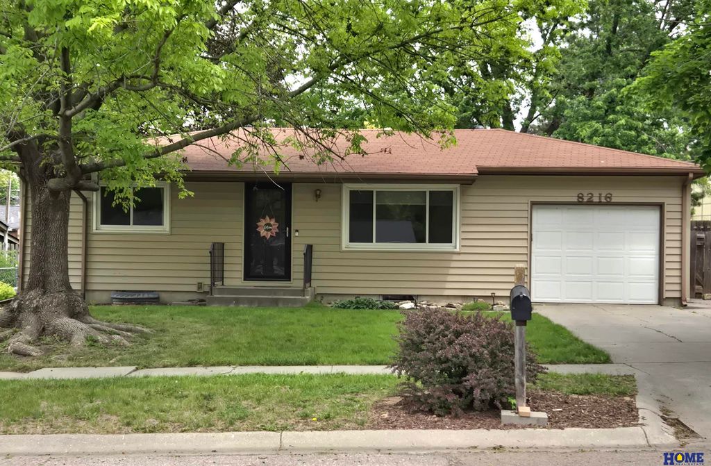 8216 Chestnut Lane, Lincoln, NE 68510