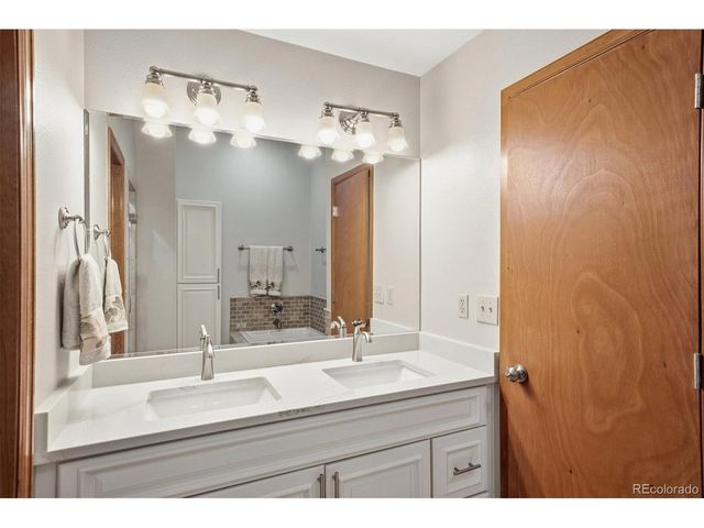 159 Willowleaf Dr, Littleton, CO 80127