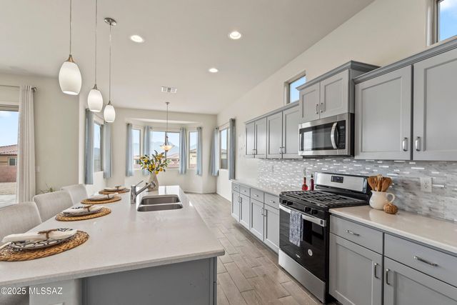 906 N Camino Cerro Morado, Green Valley, AZ 85614