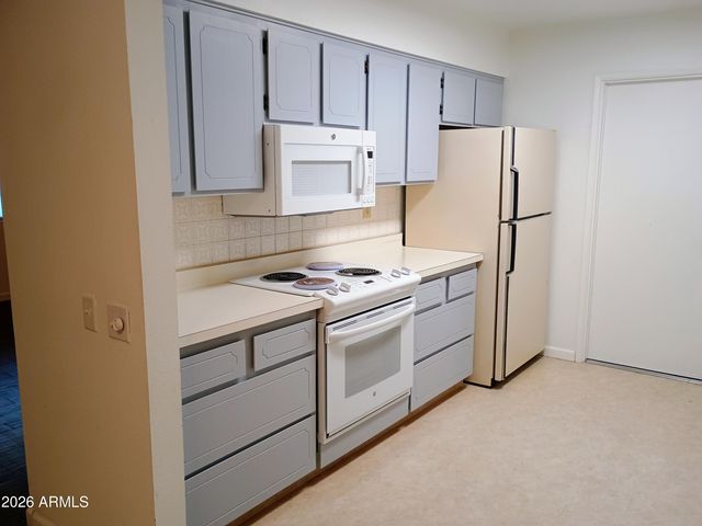 10706 W HUTTON Drive, Sun City, AZ 85351