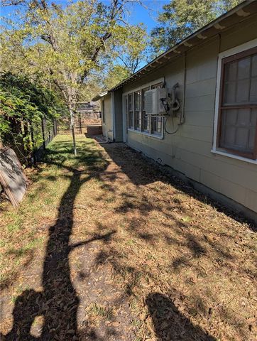 1102 Post Oak Street, Hearne, TX 77859